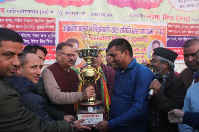 चिड़ोवाली खेल समिति द्वारा आयोजित प्रीमियर लीग क्रिकेट टूर्नामेंट में प्रतिभाग करते मंत्री गणेश जोशी।
