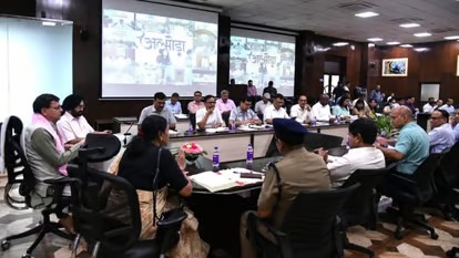 उत्तराखंड: सीएम ने पीएम आवास योजना के लाभार्थियों को दिया सस्ता घर, 5000 रुपये का सामान