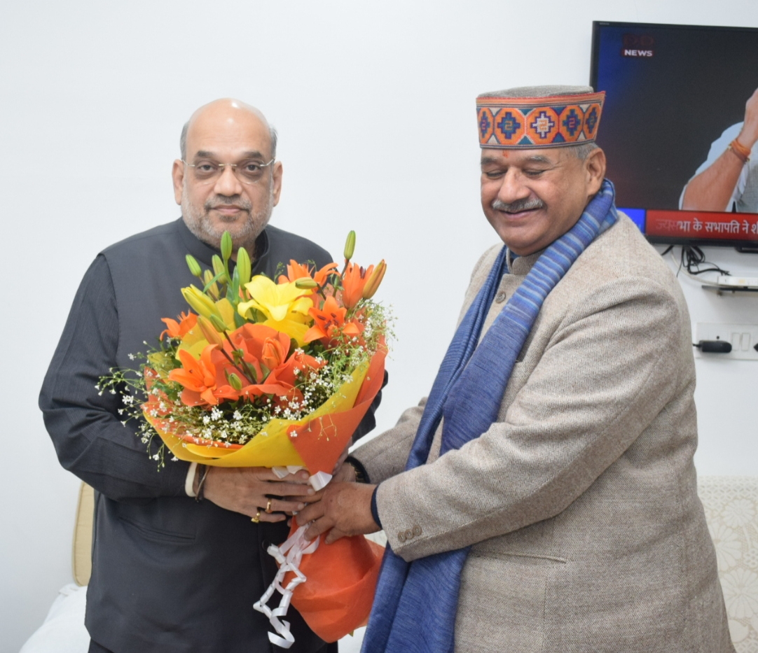 नई दिल्ली में गृह मंत्री अमित शाह से मुलाकात करते सैनिक कल्याण मंत्री गणेश जोशी