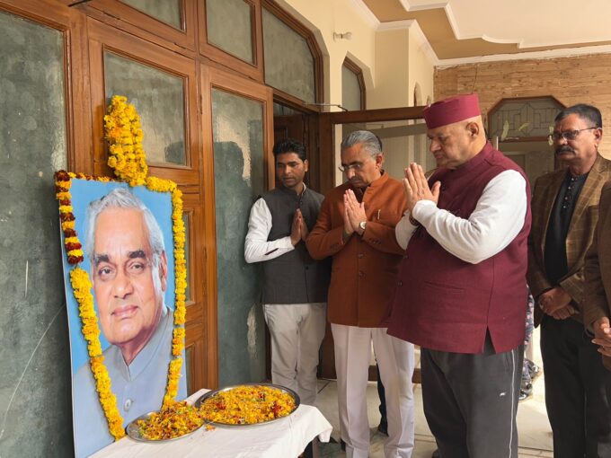 पूर्व प्रधानमंत्री अटल बिहारी वाजपेयी की जयंती पर उन्हें श्रद्धांजलि देते काबीना मंत्री गणेश जोशी