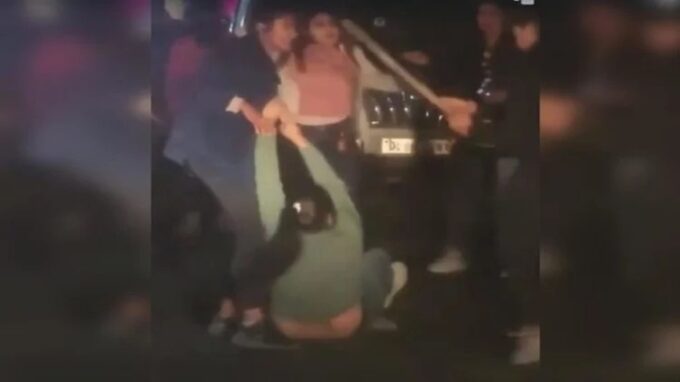 रुड़की : लड़कियों के बीच कहासुनी हुई और सड़क पर पहुंचते ही मारपीट शुरू हुई , वीडियो हुआ वायरल