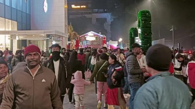 देहरादून: क्रिसमस पर इतनी भीड़ कि पुलिस को बंद कराने पड़े मॉल, मसूरी के 70 फीसदी होटल फुल