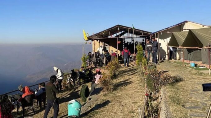 New Year 2023: धनोल्टी में पर्यटकों की भीड़, होटल और होमस्टे की बुकिंग फुल .
