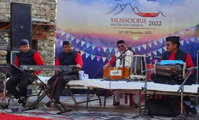 शहीद स्थल पर जितेंद्र पंवार के गीतों ने दर्शकों को मंत्रमुग्ध कर दिया। , आखिरी दिन मसूरी विंटर लाइन कार्निवल की ऐतिहासिक भूमि में ऐतिहासिक प्रस्तुति, शौर्य वीरता और बलिदान कीअमर गाथा "वीरभड़ माधो सिंह भंडारी का मंचन किया गया