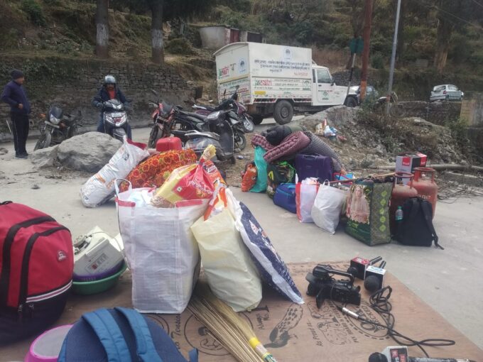 सड़क पर रात गुजार रहे पांच परिवारों को प्रशासन ने नगर पालिका हाल में शिफ्ट कर दिया।