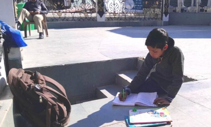 धूप में पढते बच्चे ने आकर्षित किया शहीद स्थल पर एकाग्र होकर
