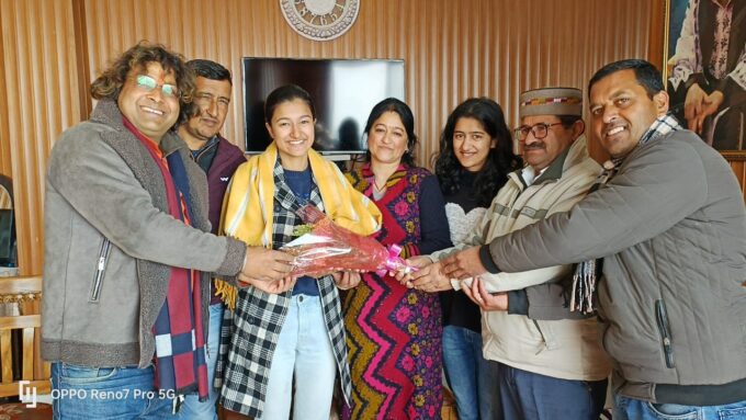 देवप्रयाग कीर्तिनगर लोक कल्याण समिति ने मसूरी की बेटी दिव्या थलवाल को सफलता पर दी बधाई
