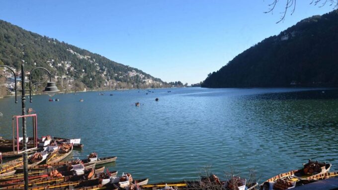 नैनीताल : नैनीताल की पहाड़ियां और सड़को पर दरारें कहीं किसी खतरे का इशारा तो नहीं कर रही है