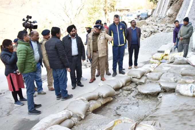 मुख्य सचिव डॉ. संधू ने जोशीमठ पहुंचकर मौके पर भूधंसाव वाले क्षेत्रों का निरीक्षण किया, स्थानीय नागरिकों से अपील की.