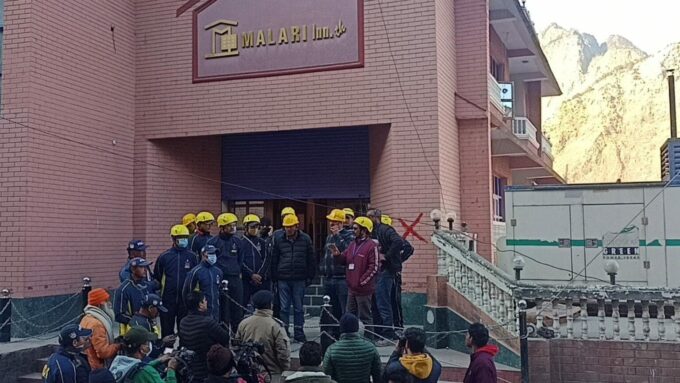 जोशीमठ : होटल मालिकों ने कहाँ अगर उनके होटल का वैल्यूएशन निकाले बिना होटल को छुआ गया तो वह वहीं आत्मदाह कर लेंगे।