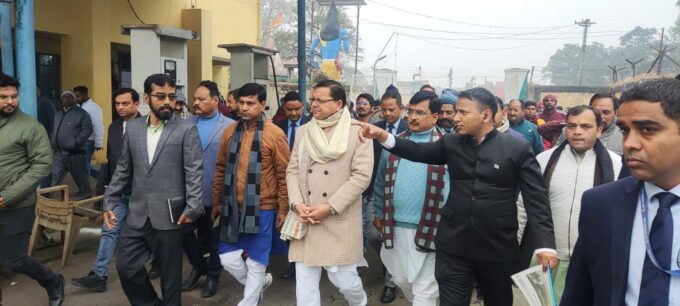 सीएम पुष्कर सिंह धामी ने टनकपुर में बनने वाले अंतरराज्यीय बस स्टैंड की जमीन का निरीक्षण किया.