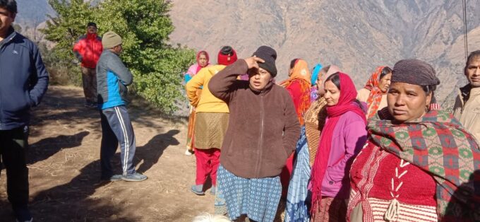 जोशीमठ : जेई व मजदूरों को स्थानीय लोगों ने वापस भेज दिया.