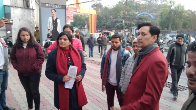 शाम को मण्डलायुक्त ने पैदल शहर का निरीक्षण किया।