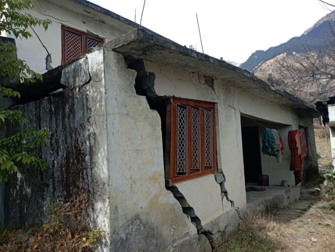 जोशीमठ - उर्गम घाटी की ग्राम पंचायत देवग्राम पुनर्वास के इंतजार में है।