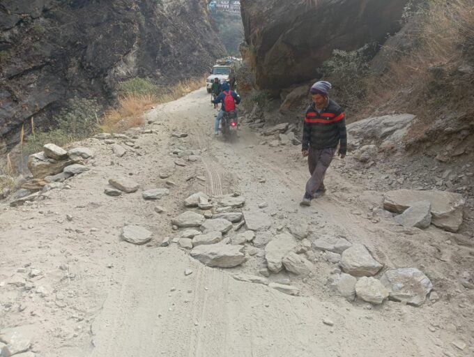 हनुमान मंदिर के पास हेलंग उर्गम मोटर मार्ग हादसों को न्यौता दे रहा है।