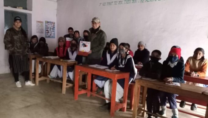 वन विभाग ने स्कूल के विद्यार्थियों को गौरैया संरक्षण का प्रशिक्षण दिया।