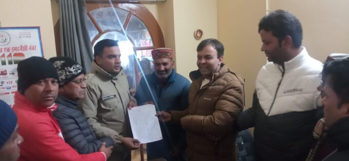 मसूरी : शराब माफिया सुरक्षाकर्मियों ने व्यापारी को पीटा, देर रात तक चौकी के बाहर धरने पर बैठे रहे व्यापारी, सीओ और कोतवाल को घेरा