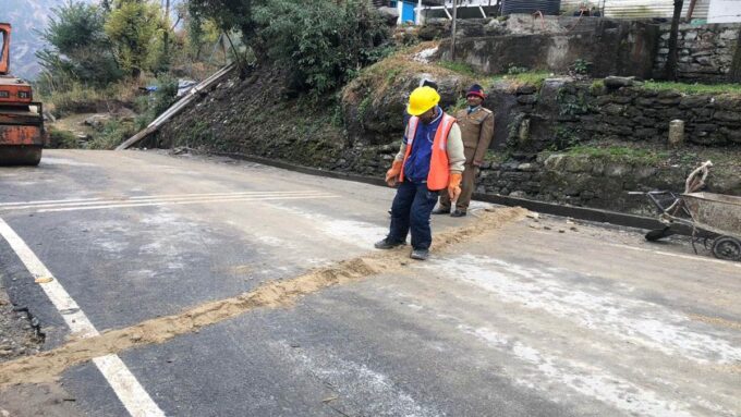 जोशीमठ: बद्रीनाथ और चीन सीमा को जाने वाले नीति हाईवे पर बढ़ा भूधंसाव, सेना के लिए हो सकती है मुश्किल