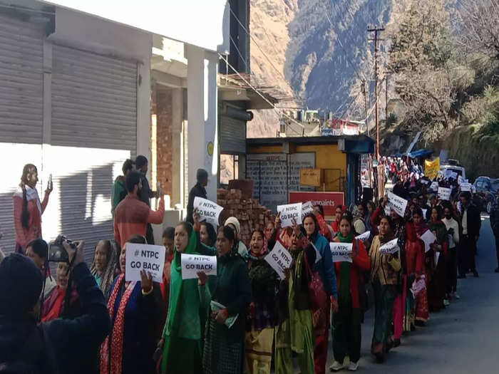 जोशीमठ के लोगों ने एक बार फिर सड़कों पर उतरकर एनटीपीसी वापस जाने के नारे लगाए।
