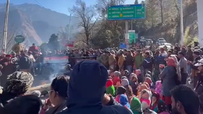जोशीमठ : 500 से ज्यादा घरों में दरारें, आक्रोशित लोगों ने बद्रीनाथ हाईवे जाम किया , सरकार के खिलाफ नारेबाजी की