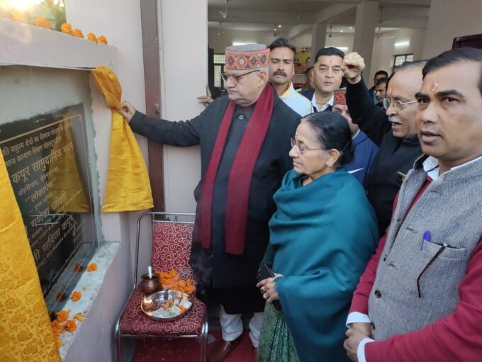 देहरादून : पूर्व विधानसभा अध्यक्ष हरबंश कपूर की जयंती पर प्रेमनगर स्थित केहरीगांव में हरबंश कपूर सामुदायिक भवन का लोकार्पण करते मंत्री गणेश जोशी।