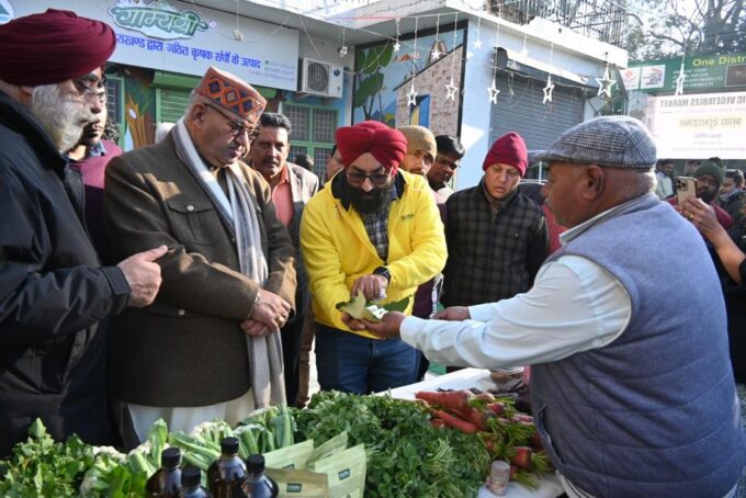 देहरादून : जैविक फल सब्जियों के आर्गेनिक मार्केट का शुभारंभ करते उद्यान मंत्री गणेश जोशी।