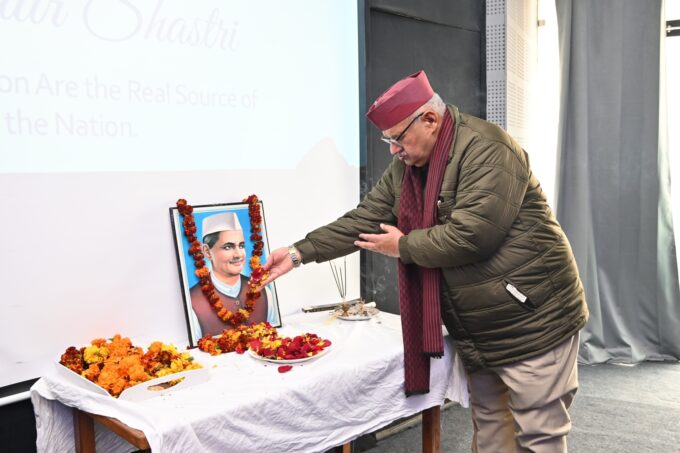 देहरादून : किसान भवन में पूर्व प्रधानमंत्री लाल बहादुर शास्त्री की पुण्यतिथि पर श्रद्धासुमन अर्पित करते कृषि मंत्री गणेश जोशी।