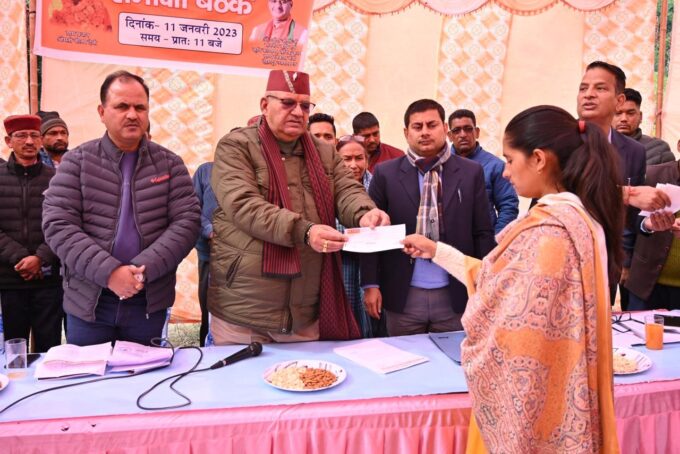 देहरादून : सरखेत में आई दैवीय आपदा के संबंध में जिला स्तरीय अधिकारियों की समीक्षा बैठक करते मंत्री गणेश जोशी।