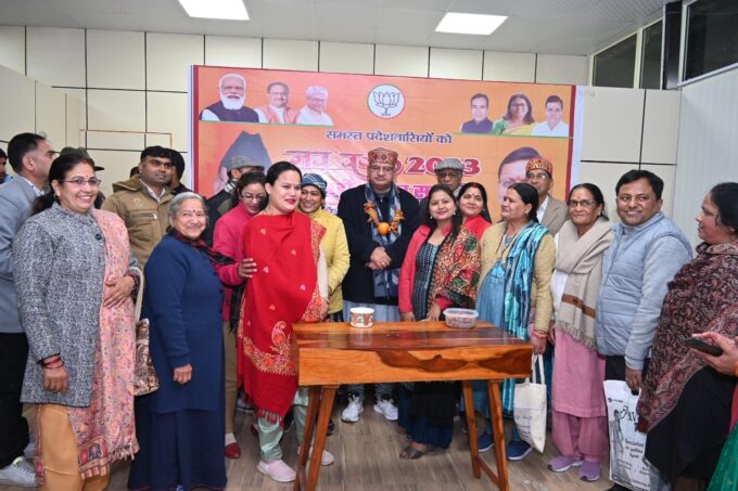 घुघुती माला पहनाकर मंत्री गणेश जोशी को घुघुती पर्व की बधाई देते कुर्मांचल परिषद, हाथीबड़कला के पदाधिकारी।