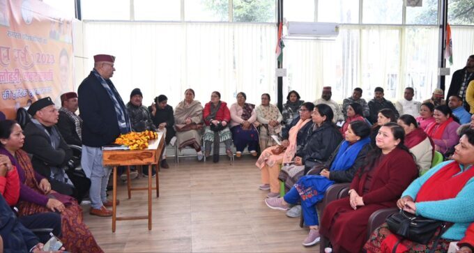 नवनियुक्त मण्डल अध्यक्षों को मिठाई खिलाकर बधाई देते कृषि मंत्री गणेश जोशी