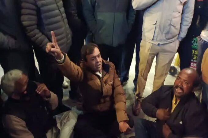 रिपोर्ट के मुताबिक, वीआईपी सुरक्षाकर्मियों ने लोगों के साथ मारपीट की और विरोध में मसूरी माल रोड को जाम कर दिया।