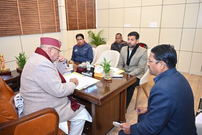 एमडीडीए के अधिकारियों के साथ बैठक करते मंत्री गणेश जोशी।