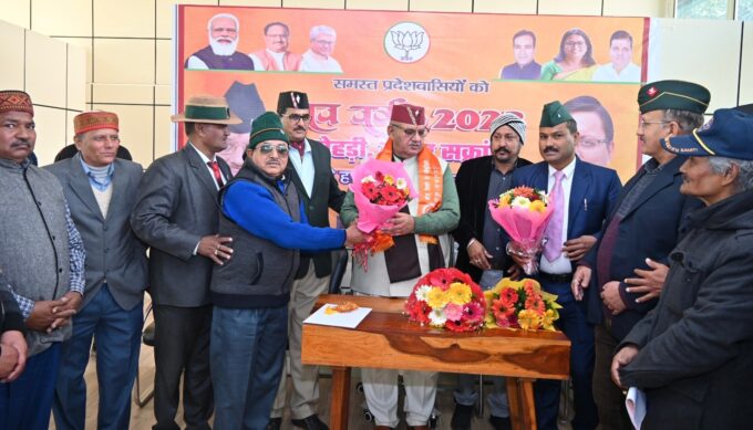 सैनिक कल्याण मंत्री गणेश जोशी से पूर्व सैनिकों ने भेंट कर नववर्ष की दी बधाई।