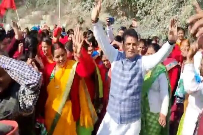 माधो सिंह भंडारी के मेले की रंगारंग शुरुआत विधायक विनोद कंडारी ने ग्रामीणों के साथ किया जमकर डांस