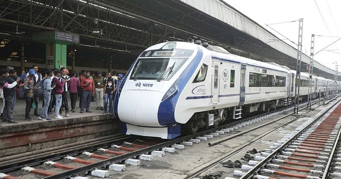 राजनीति : पश्चिम बंगाल की मुख्यमंत्री ममता बनर्जी के मंत्री उदयन गुहा ने कहा कि सामान्य ट्रेन का नाम बदलकर वंदे भारत ट्रेन कर दिया गया
