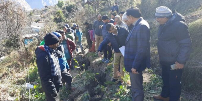 जोशीमठ में गढ़वाल आयुक्त सुशील कुमार ने सुरक्षा की दृष्टि से जोशीमठ में एनडीआरएफ की टीम तैनात करने के निर्देश दिये