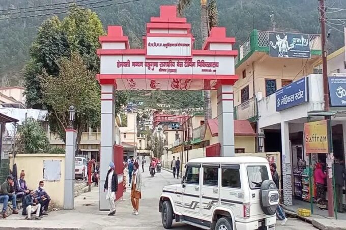 गढ़वाल के सबसे बड़े कोविड केयर सेंटर में तैयारियां पूरी कर ली गई हैं, दो वार्ड बन चुके हैं, ऑक्सीजन की कोई कमी नहीं है.