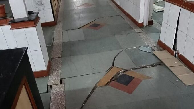 जोशीमठ: आधा जोशीमठ आपदा घोषित, जर्जर भवन गिराए जाएंगे, सेना ने कॉलोनी खाली कराई