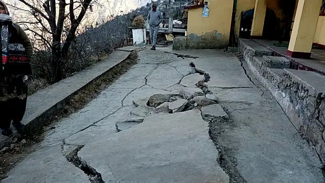 जोशीमठ कैसे बचेगा , क्यों अलग है संकट उत्तरकाशी से , विशेषज्ञ ने समझाया