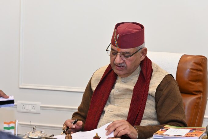 टिहरी, श्रीनगर बडियारगड़, झाड़िया लघर में बस सेवा प्रारंभ किए जाने के संबंध में बैठक करते मंत्री गणेश जोशी