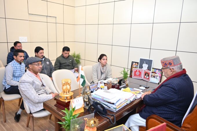 देहरादून : कैबिनेट मंत्री गणेश जोशी ने कैंप कार्यालय में जिला अधिकारी देहरादून के साथ विकास कार्यों को लेकर समीक्षा बैठक की।