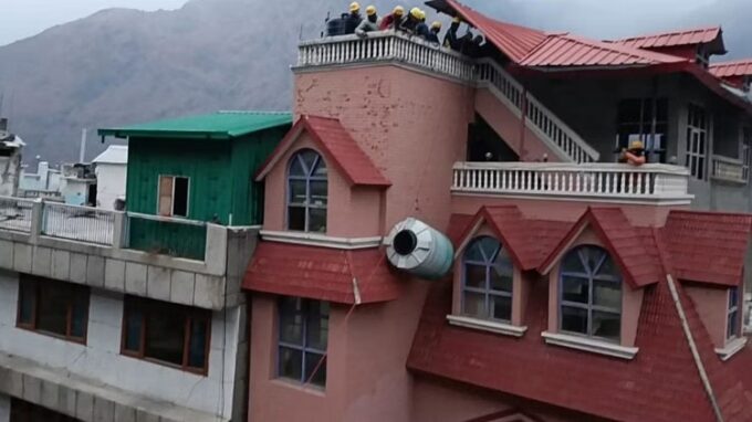 जोशीमठ : होटलों को ढहाने का काम जारी, राष्ट्रीय आपदा घोषित करने की याचिका पर आज सुप्रीम कोर्ट करेगा सुनवाई