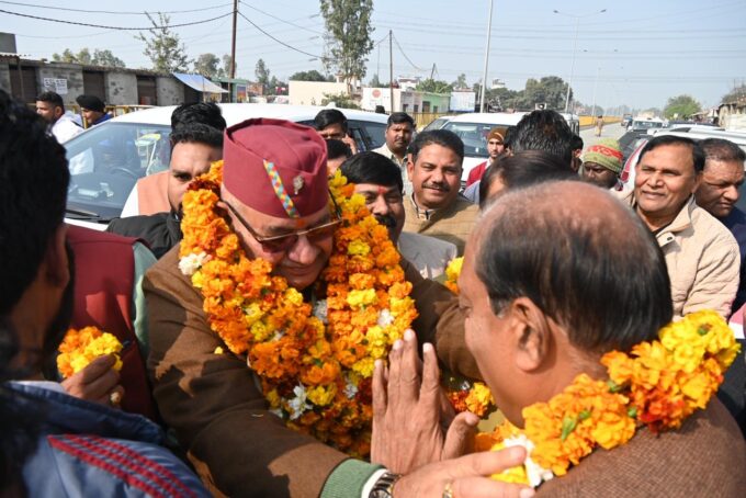 काशीपुर में कैबिनेट मंत्री गणेश जोशी का स्वागत करते पार्टी पदाधिकारी।