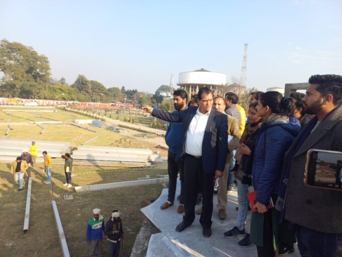 शहरी विकास मंत्री डॉ प्रेमचंद अग्रवाल ने स्मार्ट सिटी के अंतर्गत परेड ग्राउंड में किए जा रहे कार्यों का औचक निरीक्षण किया