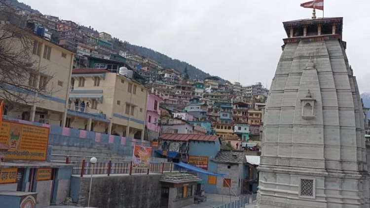 जोशीमठ संकट: जोशीमठ नृसिंह मंदिर परिसर में सुरक्षा कारणों से सभी बड़े आयोजनों पर रोक लगा दी गई है.
