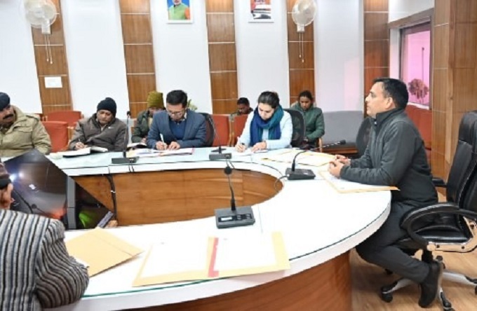 टिहरी झील महोत्सव 2023: डीएम ने अधिकारियों के साथ बैठक कर आयोजित किए जाने वाले कार्यक्रमों व व्यवस्थाओं पर चर्चा की