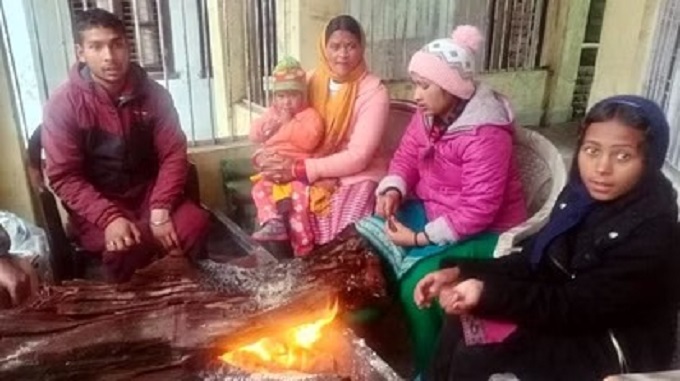 जोशीमठ: बढ़ाया 'दर्द' बर्फबारी ने … 29 लोग एक हॉल में , सिर्फ एक हीटर, अलाव भी यहां ठंड से बचने के लिए नाकाफी
