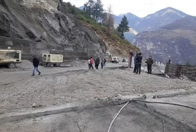 देहरादून: धंसता हाईवे बन सकता है बदरीनाथ की राह में रोड़ा, मरम्मत कार्य सरकार के लिए बड़ी चुनौती