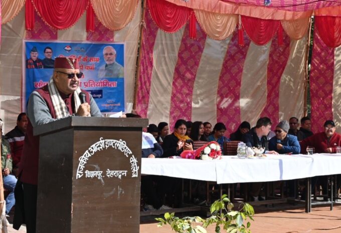 परीक्षा पे चर्चा कार्यक्रम में राइका किशनपुर के विद्यार्थियों से संवाद करते कैबिनेट मंत्री गणेश जोशी।