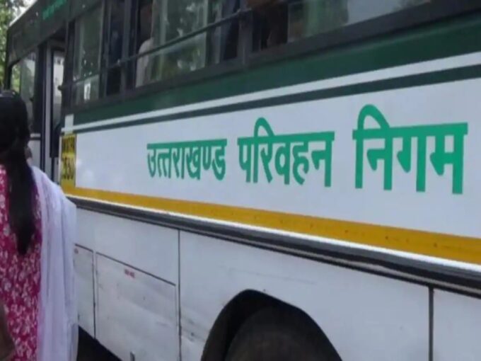रोडवेज बस हड़ताल: उत्तराखंड में बसों का संचालन बंद, दिल्ली से देहरादून जा रहे यात्री परेशान, तस्वीरें